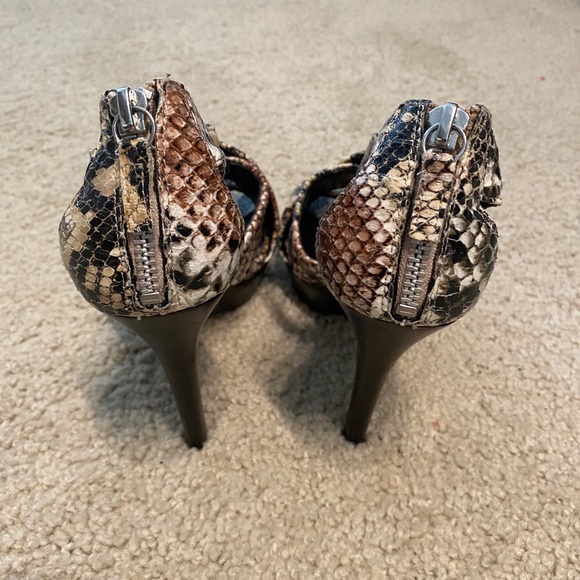 🐙 3/$50 BCBGeneration Aster Cream Snake Platform Heels - Picture 5 of 6